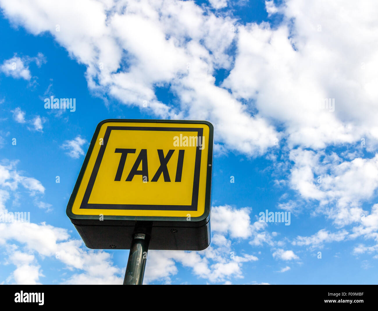 Leuchtend gelbes Taxi Parken mark Stockfoto