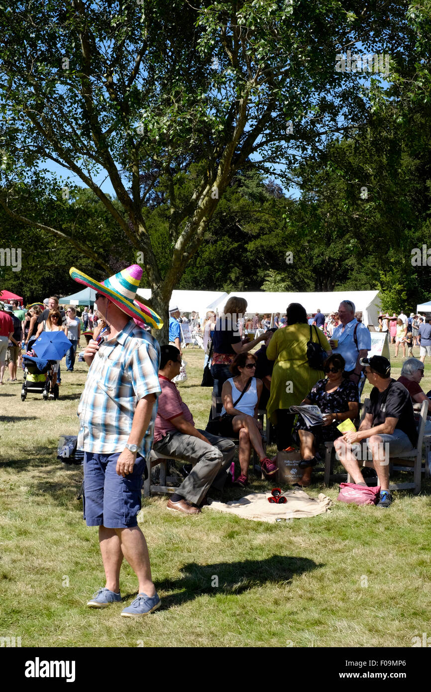 Menschen amüsieren sich beim Chilli Fiesta Festival in West Dean Gardens in der Nähe von Chichester West Sussex England uk 2015 Stockfoto