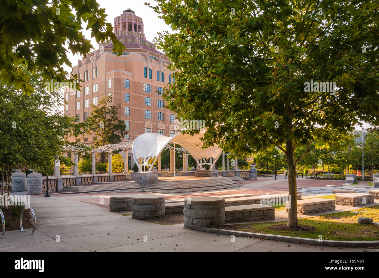 Asheville, North Carolina's Innenstadt Pack Square Park und Asheville City Hall Gebäude im Art déco-Stil der 1920er Jahre. (USA) Stockfoto