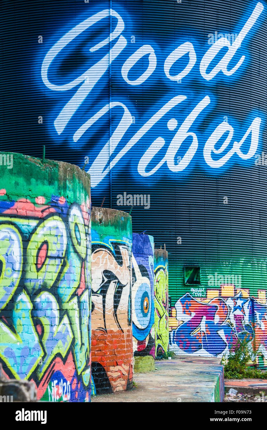Bunte Graffiti deckt Ziegel und Metalloberflächen in Asheville, North Carolina Fluss Arts District. USA. Stockfoto