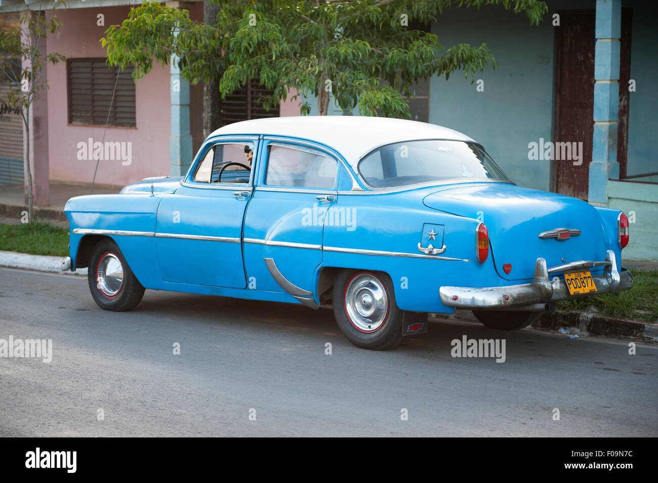 VINALES, Kuba - 20. Mai 2011: Klassische amerikanische Auto steht vor geparkt traditionelle einfache Wohnarchitektur. Stockfoto