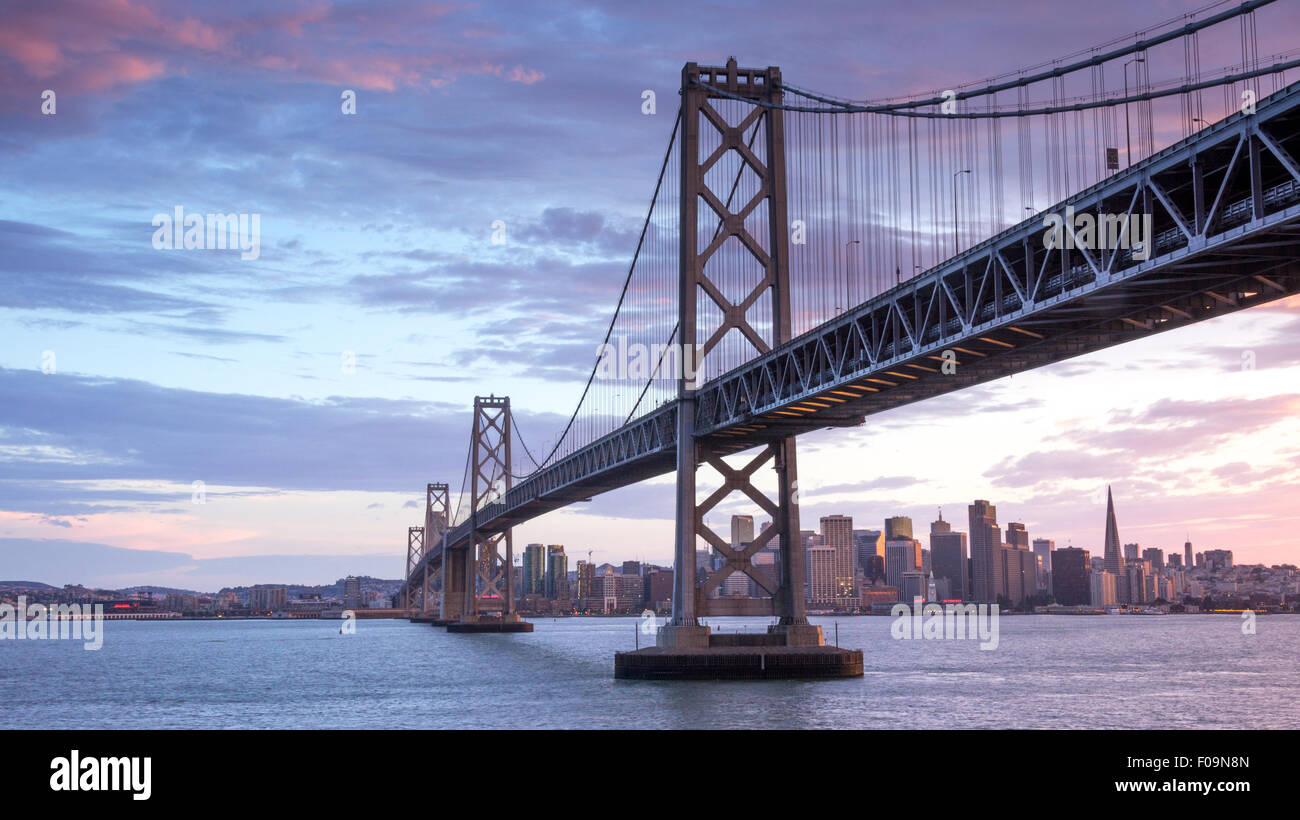 Sonnenuntergang über der Bay Bridge und die Skyline von San Francisco, Kalifornien Stockfoto