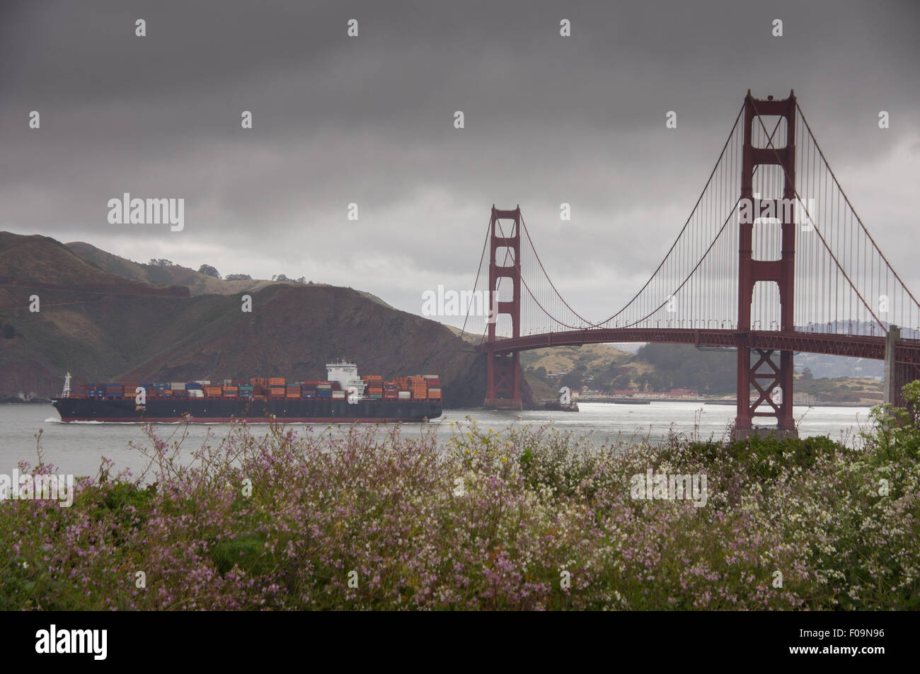 Frachtschiff Überquerung der Golden Gate Bridge an einem regnerischen Tag im Frühling. Stockfoto
