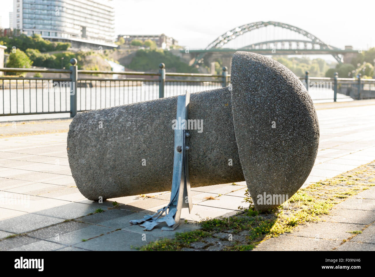 Konkrete Niet, Teil der Hadows in einem anderen Licht" Öffentlichen Artwork (1998) in Sunderland von Knowles, Wilbourn & Fischer. Stockfoto