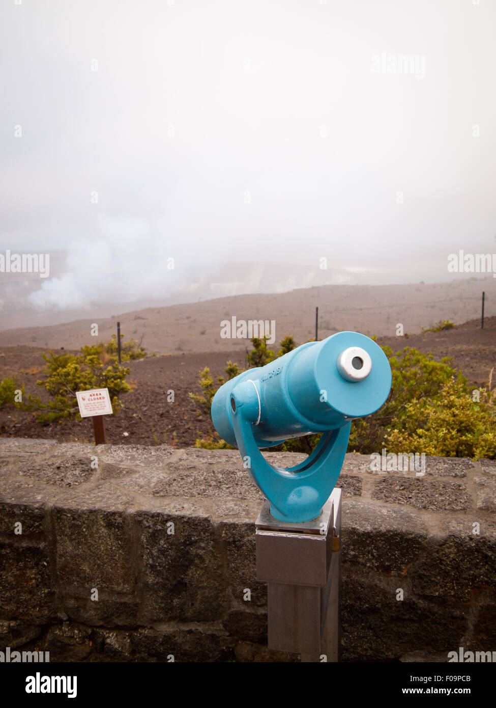Ein türkiser blau Sucher darauf abzielen, das Zentrum der Halema'uma'u Krater und Kilauea Caldera, Hawai ' i Volcanoes National Park. Stockfoto