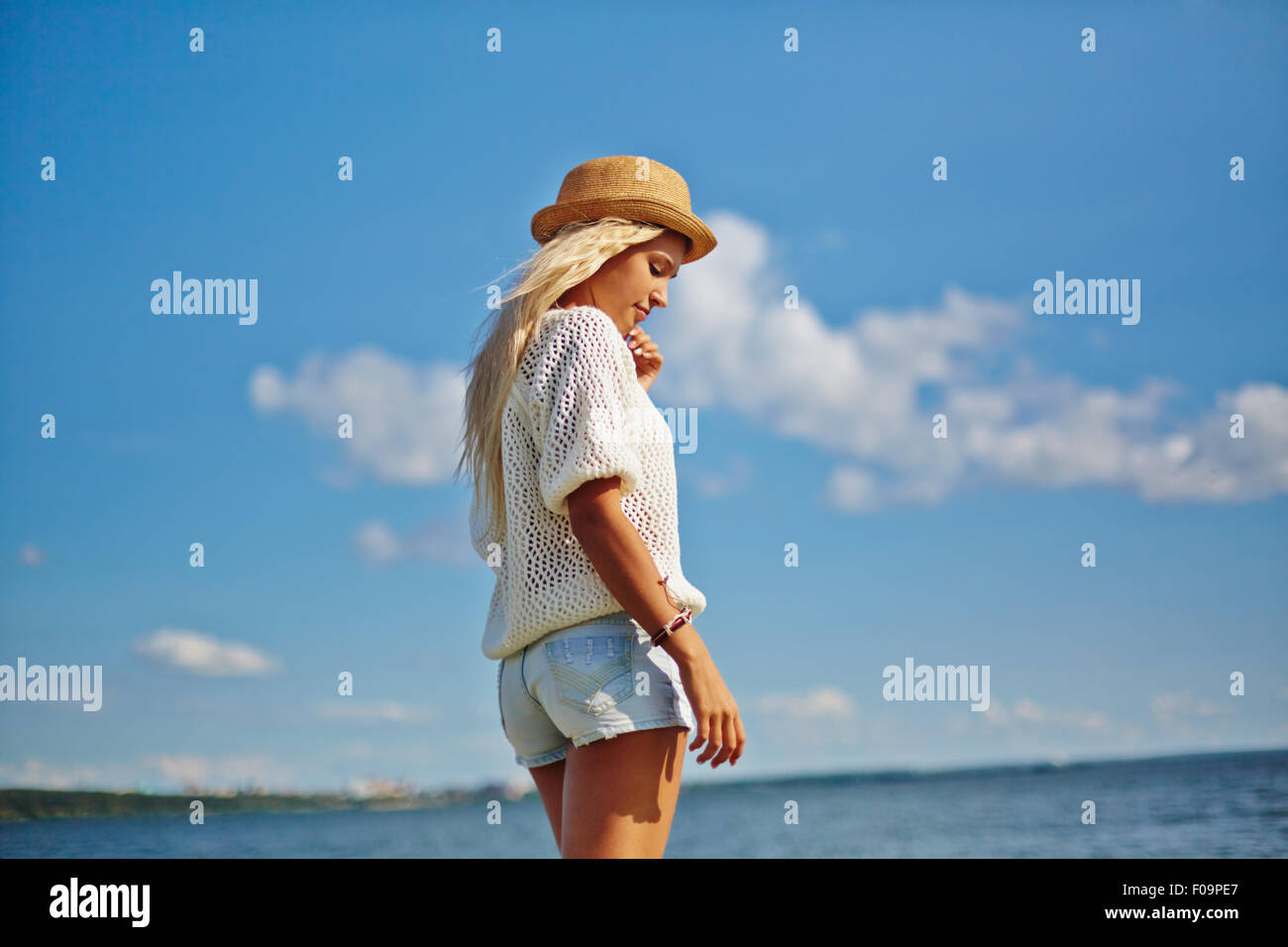 Junge Frauen mit Sommer Erholung am Meer Stockfoto