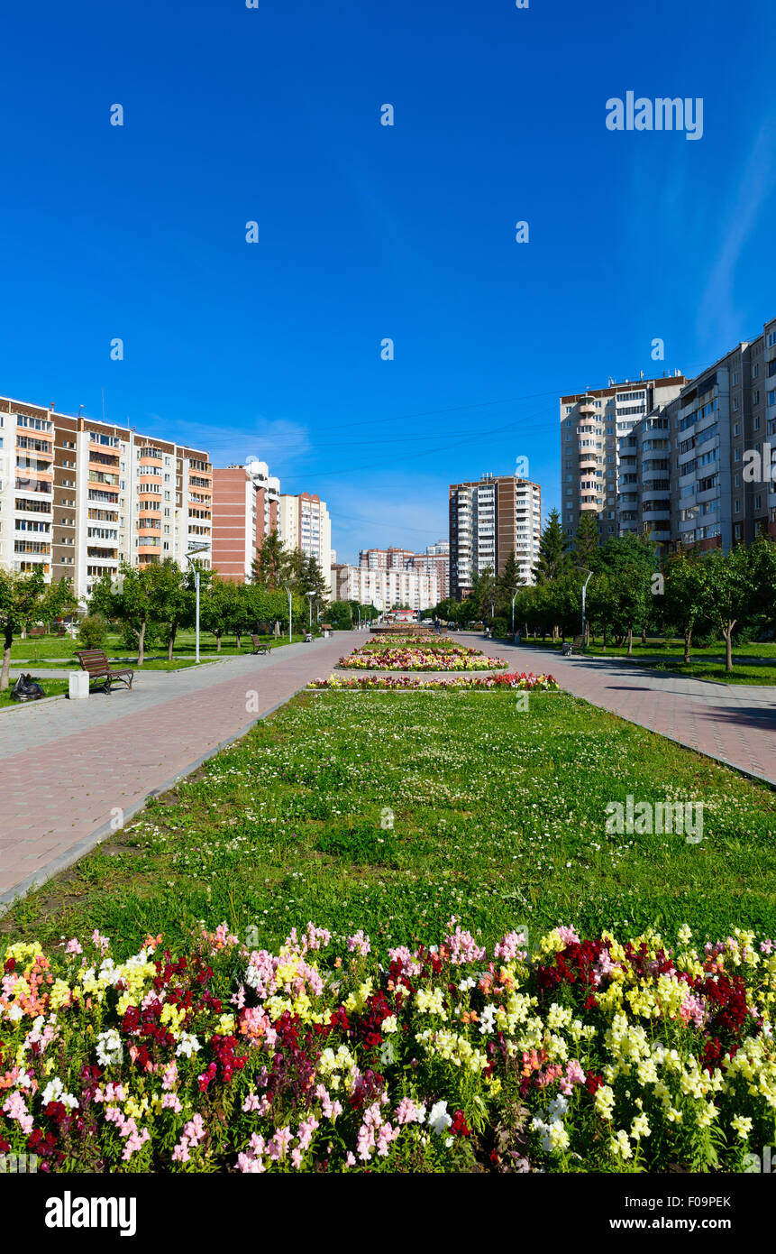 JEKATERINBURG, Russland-9. August 2015: Wohngebäude. Boulevard Malakhov. Die Bevölkerung von Jekaterinburg ist 1,5 Millionen Stockfoto