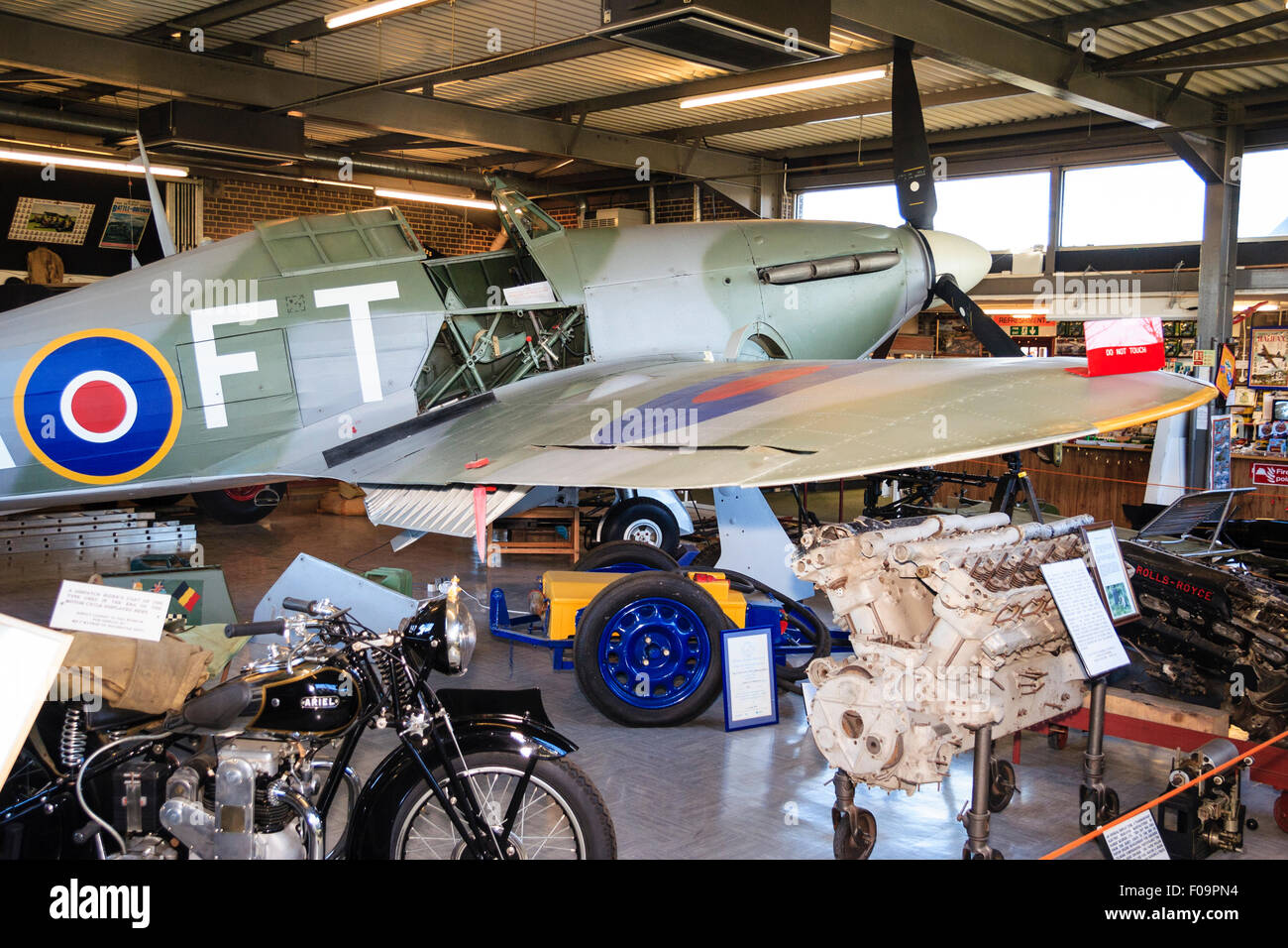 England, Ramsgate. RAF Manston Spitfire und Hurricane Memorial Museum. Interieur. Hurricane angezeigt mit verschiedenen Verwandte Artikel um ihn herum. Stockfoto