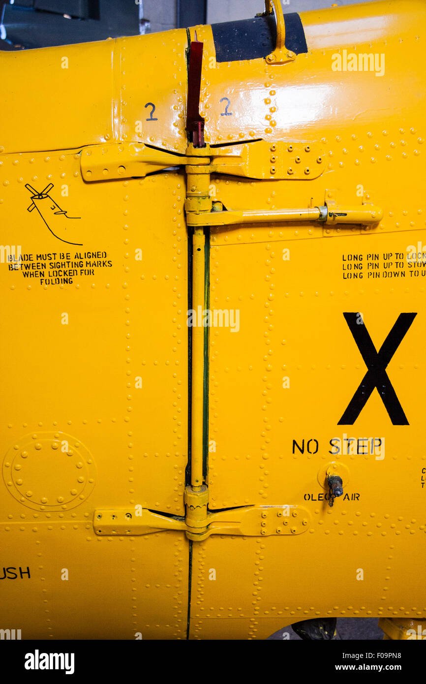 Detail einer Westland Wessex Rettungshubschrauber. Die gemeinsame, wo der Schwanz Falten, wenn Sie an Bord des Schiffes mit Warnung Marker re Blade Position gespeichert. Stockfoto