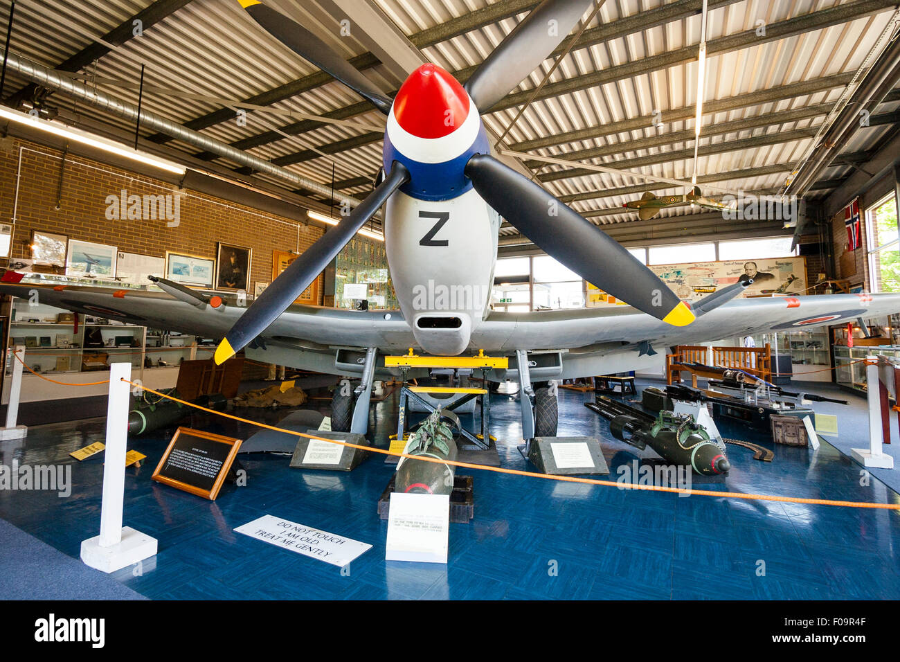 Innenraum der Spitfire und Hurricane Memorial Museum in Manston, Kent. Ein Supermarine Spitfire Mk XVI (LF) mit verschiedenen Exponaten herum angeordnet. Stockfoto