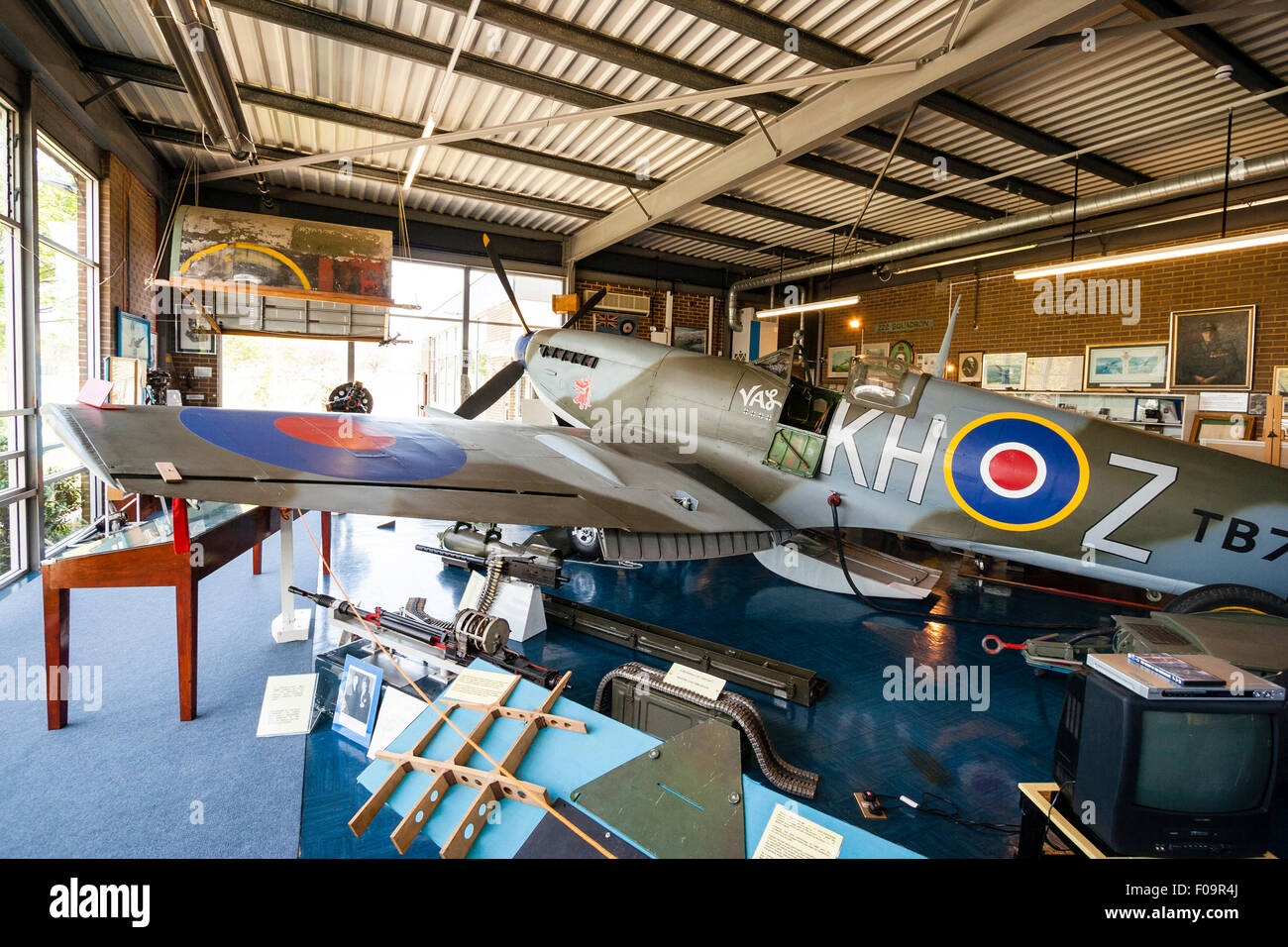 Innenraum der Spitfire und Hurricane Memorial Museum in Manston, Kent. Ein Supermarine Spitfire Mk XVI (LF) mit verschiedenen Exponaten herum angeordnet. Stockfoto