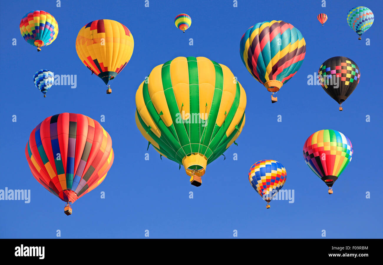 Bunte Heißluftballons fliegen Stockfoto
