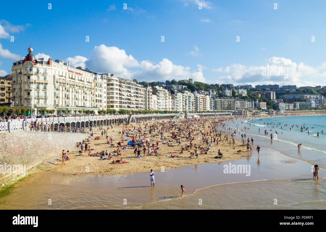 Blick über den Strand Playa De La Concha, San Sebastian, Donostia, Baskenland, Spanien. Stockfoto