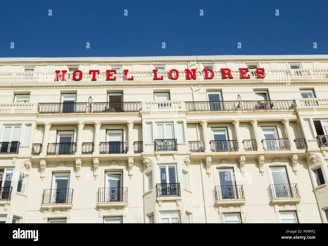Hotel Londres (London) mit Blick auf Strand in San Sebastian, Baskisches Land, Spanien, Europa Stockfoto