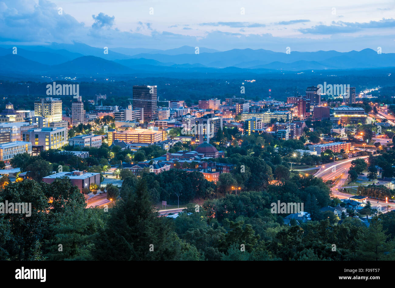 Asheville, North Carolina Stadt Skyline in der Abenddämmerung. Stockfoto