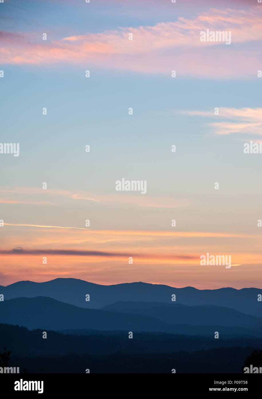 Sonnenuntergang Himmel über den Blue Ridge Mountains in Asheville, North Carolina, USA. Stockfoto