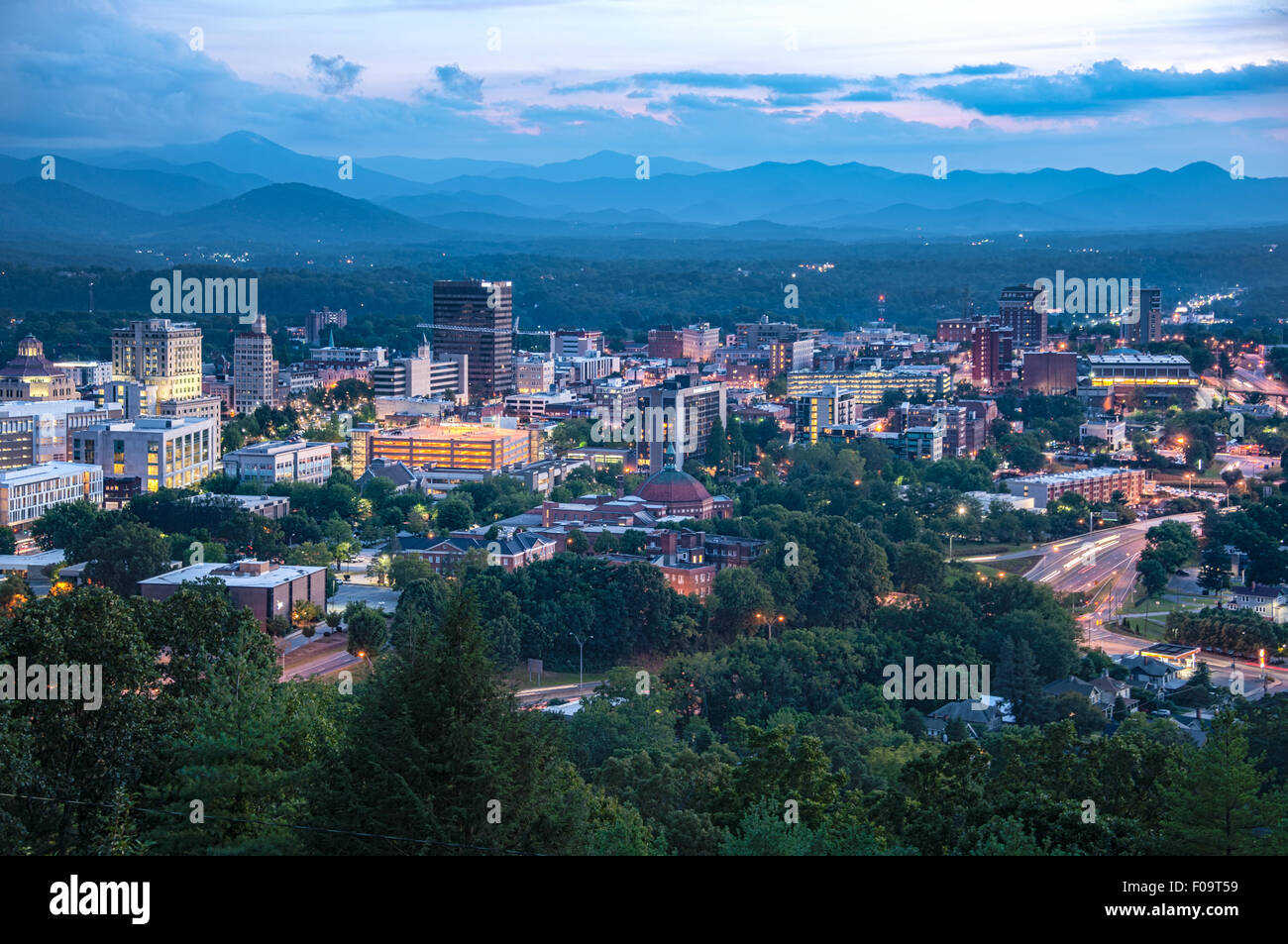 Asheville, North Carolina Stadt Skyline in der Abenddämmerung. USA. Stockfoto