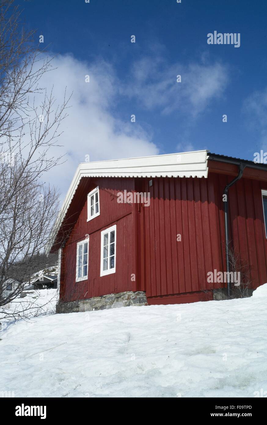 Blick auf roten traditionellen Holzhaus im Skiort Hemsedal, Norwegen Stockfoto