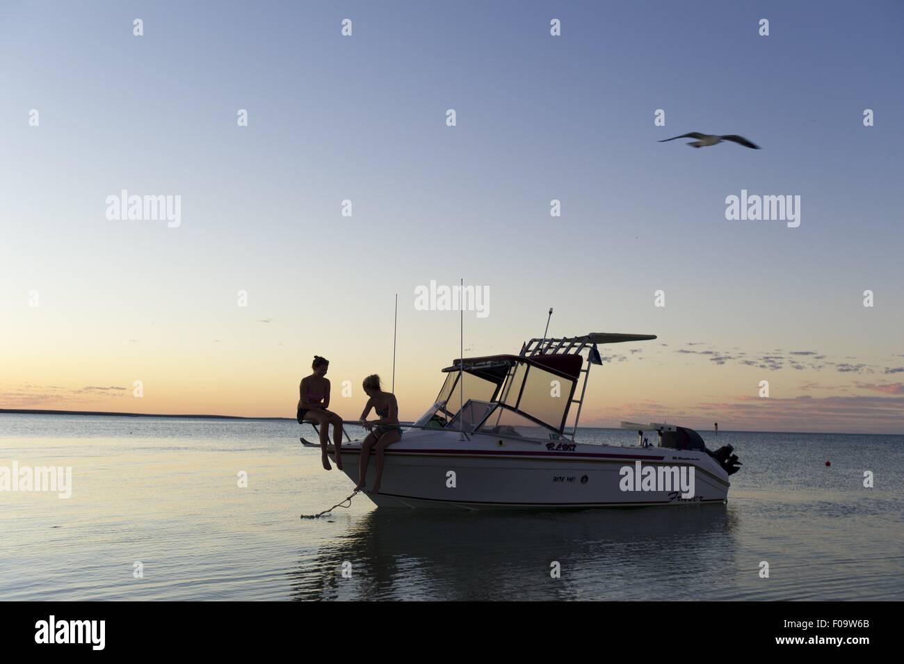Zwei Frauen sitzen auf Boot am Monkey Mia, Shark Bay, Westaustralien Stockfoto