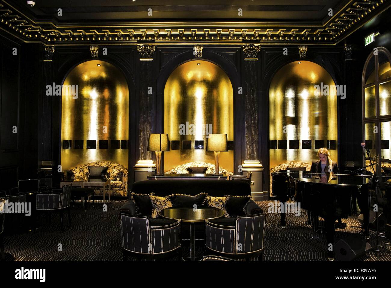 Frau Klavierspiel Im Beaufort Bar Im Savoy Hotel London Uk Stockfotografie Alamy