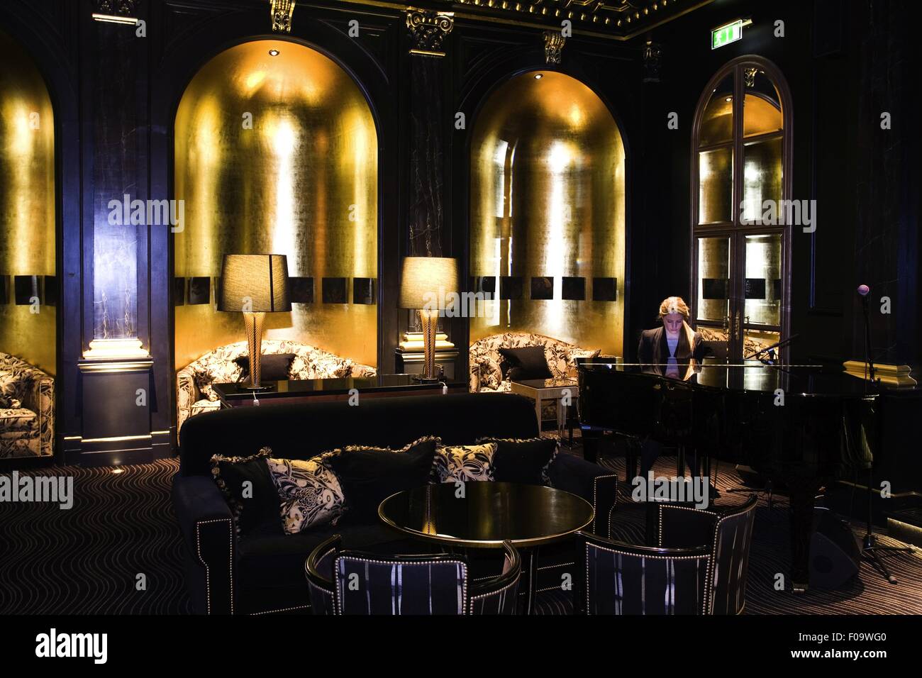 Frau Klavierspiel Im Beaufort Bar Im Savoy Hotel London Uk Stockfotografie Alamy
