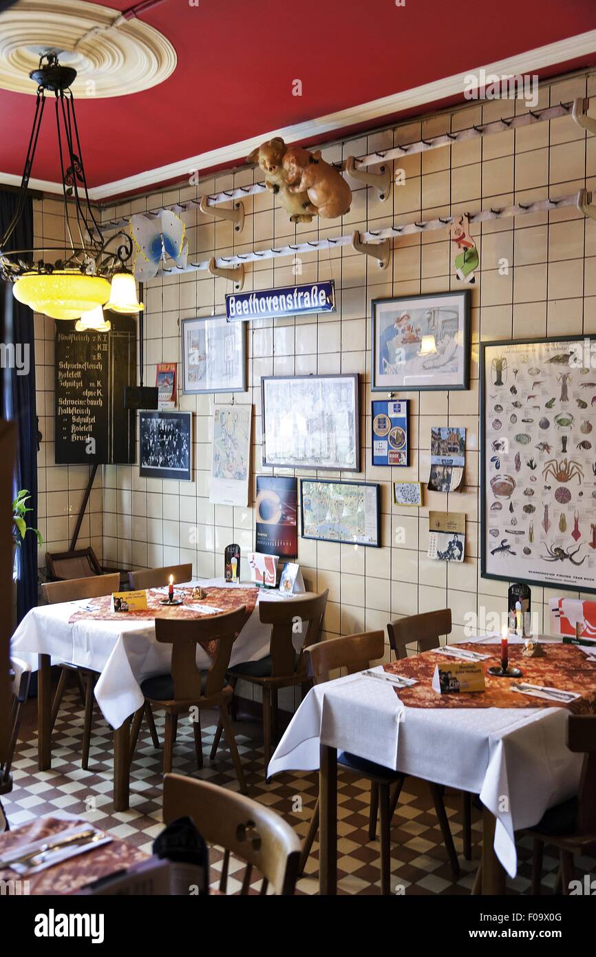 Tabellen und Bilderrahmen an der Wand des Restaurant Zum Ochsen, St. Wendel, Saarland Stockfoto