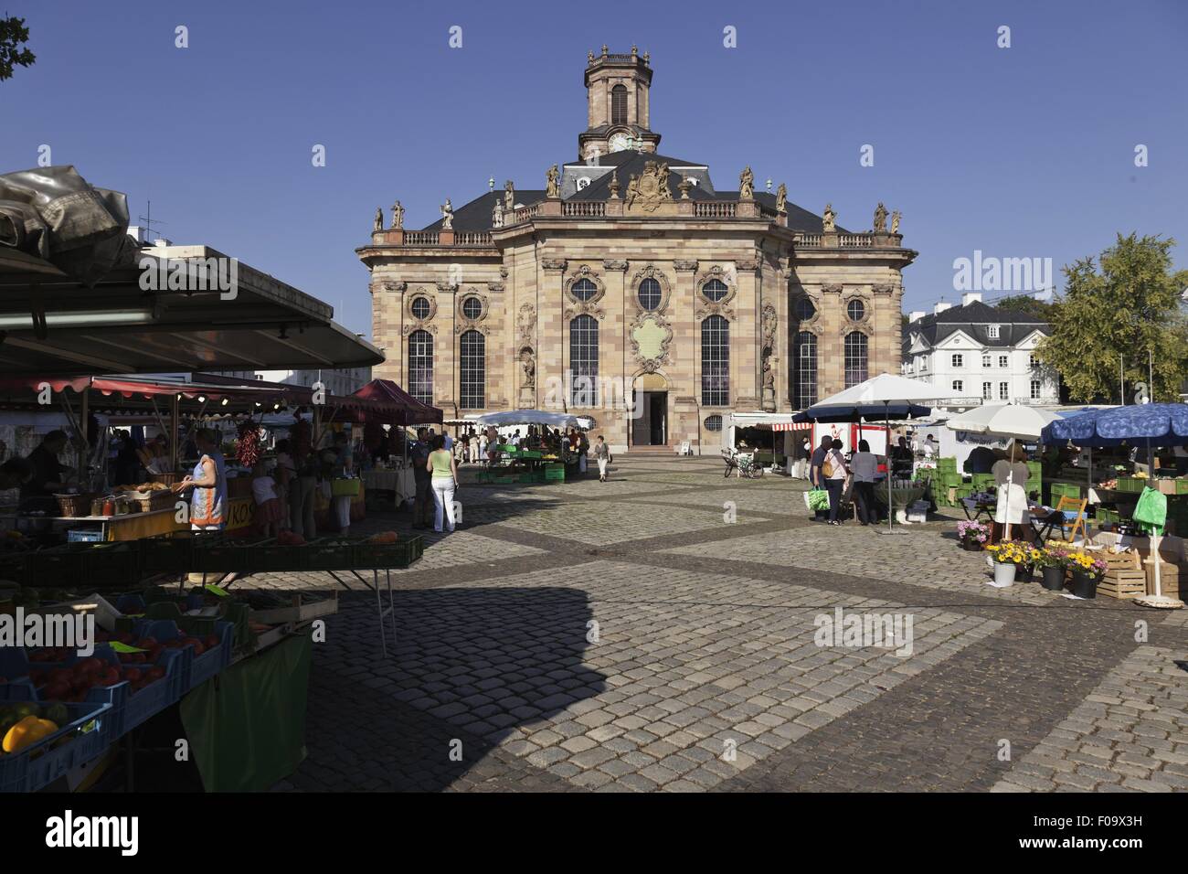 Ansicht des Marktes mit Ludwigskirche am Ludwigplatz, Saarbrücken, Saarland Deutschland Stockfoto