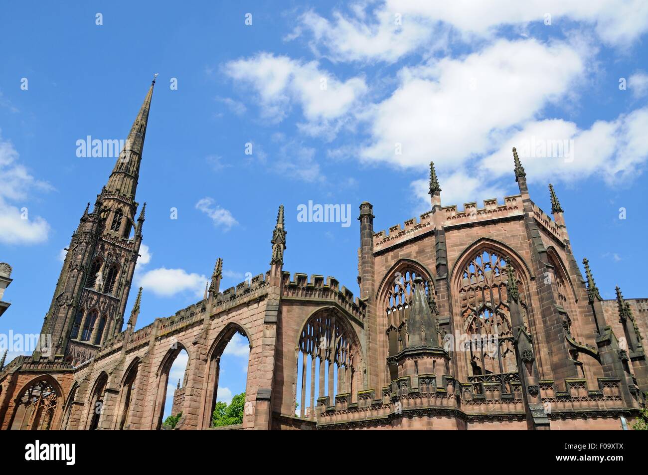 Blick auf die Ruine der Kathedrale mit einer Statue im Vordergrund, Coventry, West Midlands, England, Vereinigtes Königreich, West-Europa. Stockfoto