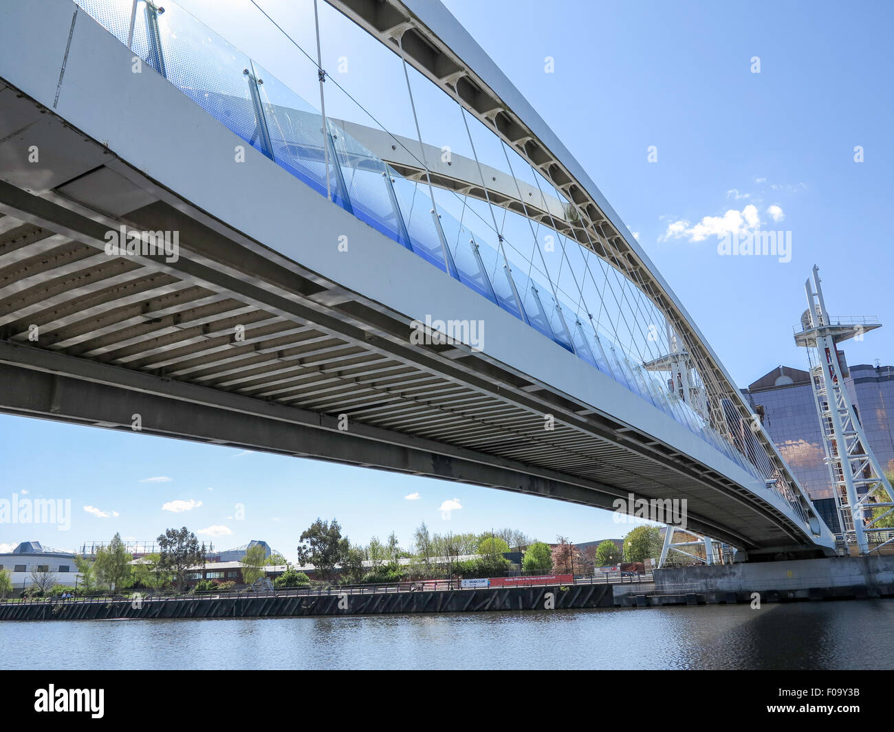 Die Millennium-Brücke oder der Salford Quays Lift überbrücken die Connrcts Media City, Salford Quays Stockfoto