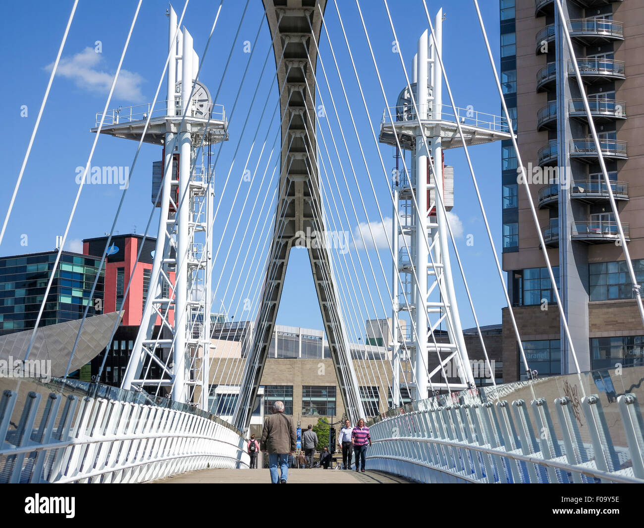 Die Millennium-Brücke oder der Salford Quays Lift überbrücken die Connrcts Media City, Salford Quays Stockfoto