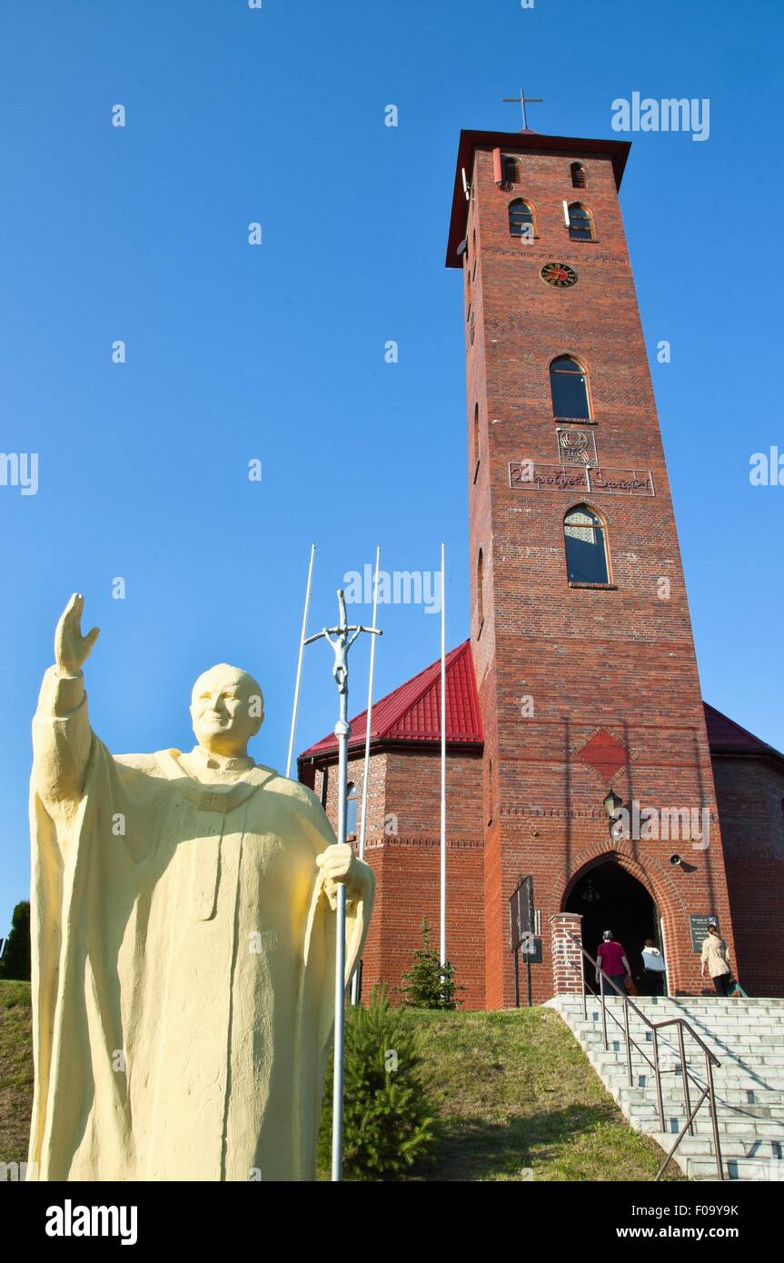 Statue von Parafia und SW. Mikolaja Kirchturm in Mikolajki, Ermland-Masuren, Polen Stockfoto