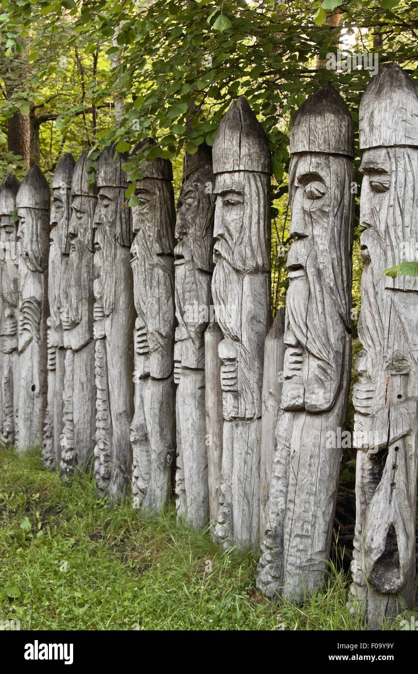 Holzskulpturen in Folge Galindia Mazurski Eden, Ermland-Masuren, Polen Stockfoto