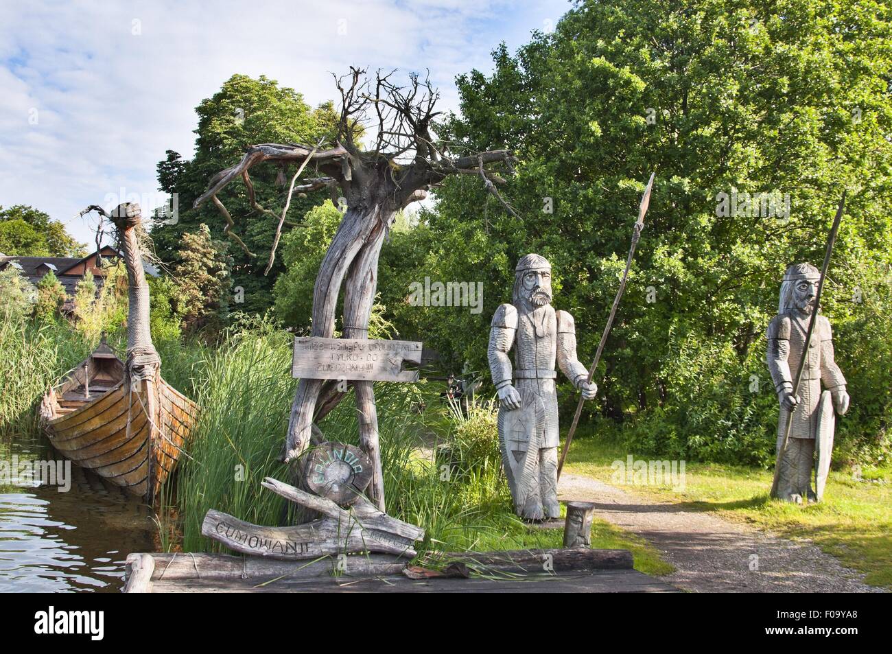 Zwei hölzerne Skulpturen in Galindia Mazurski Eden, Ermland-Masuren, Polen Stockfoto