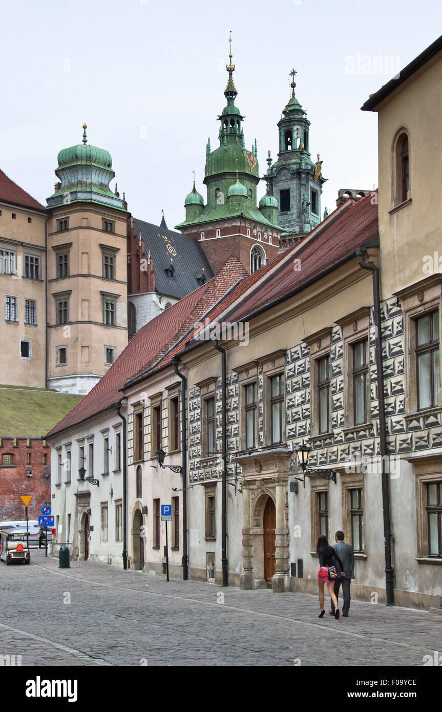 Mann und Frau gehen auf der Straße in der Nähe von Wawel-Schloss und Altstadt in Krakau, Polen Stockfoto