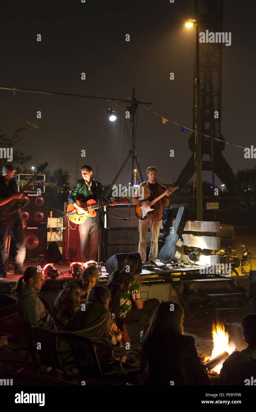 Menschen beim Konzert außerhalb Noorderlicht Cafe NDSM-Werft, Noord, Amsterdam, Niederlande Stockfoto