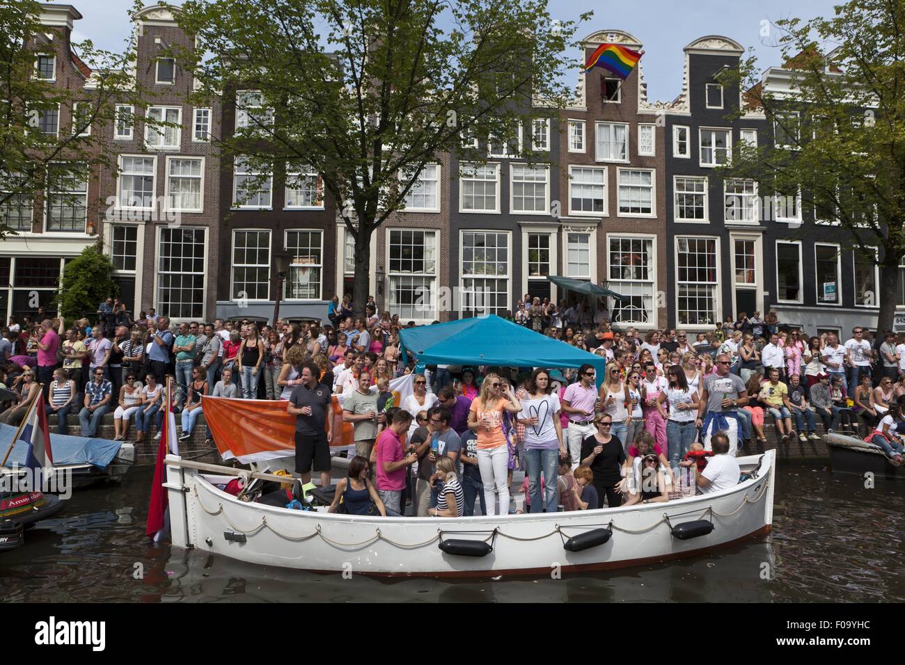 Menge am Kanal gay-Pride-Parade in Prinsengracht, Amsterdam, Niederlande Stockfoto