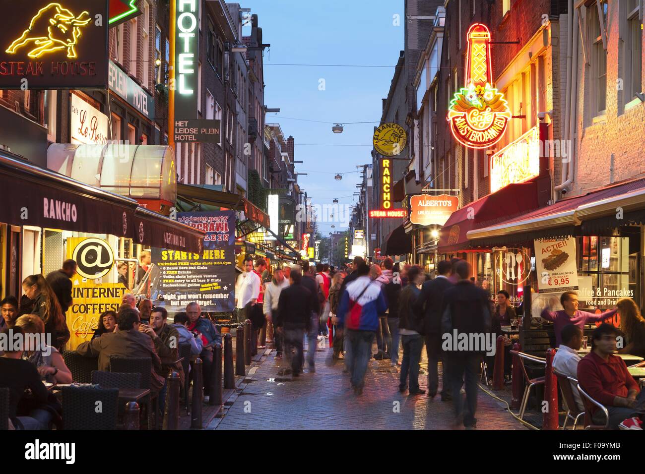 Menschen in Restaurants und Bars in Abend, Leidseplein, Amsterdam, Niederlande Stockfoto