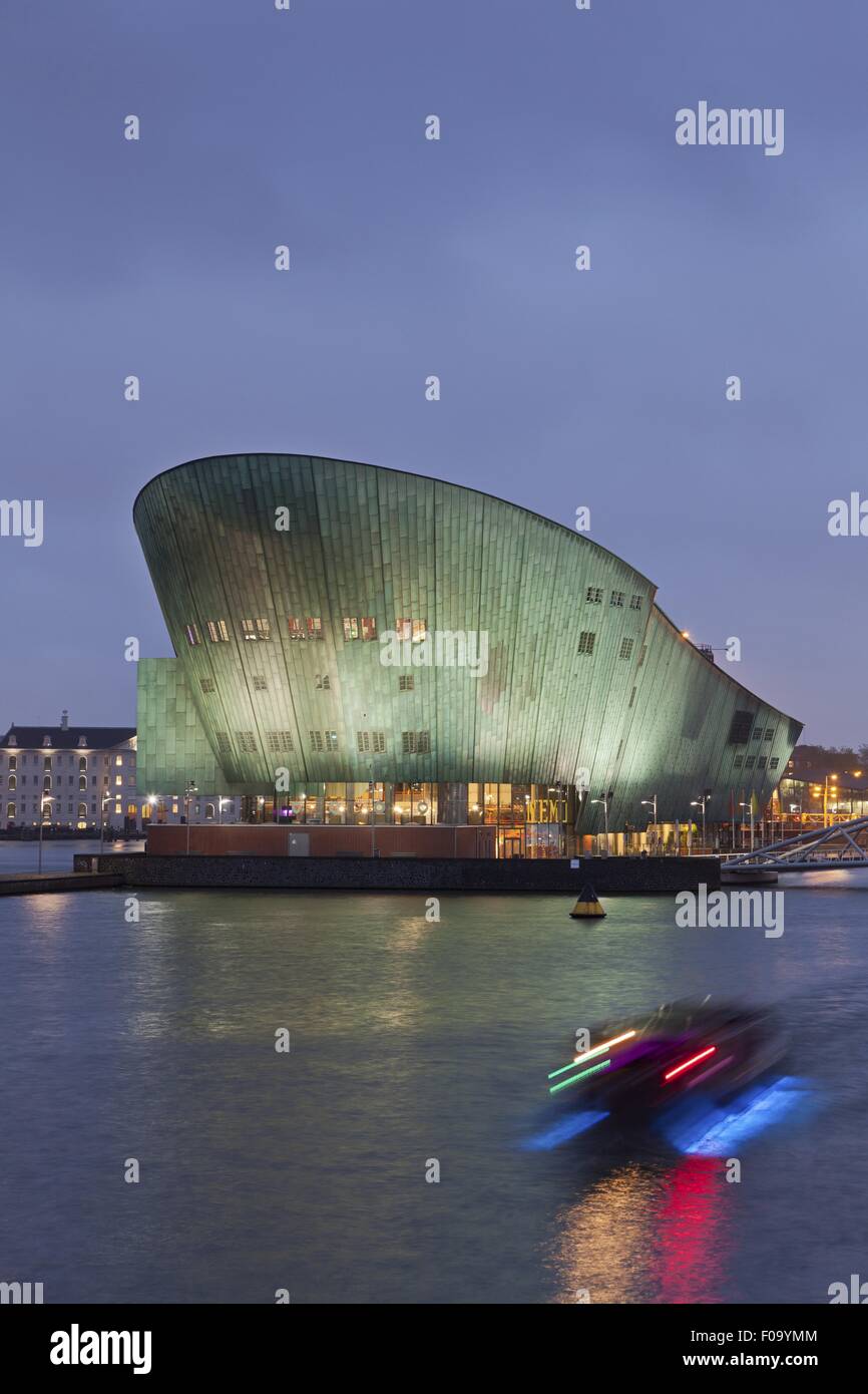 Blick auf Nemo Science Centre in Amsterdam, Niederlande Stockfoto