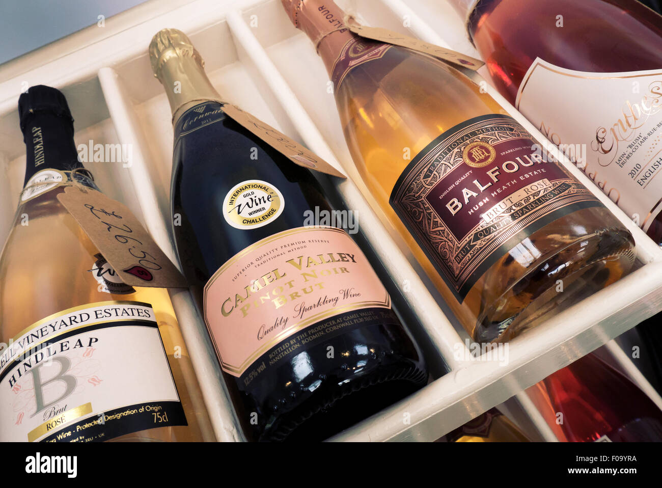 Eine Rack mit feinen Englisch rose Sekt, auf dem Display an Wein-Fachgeschäft Stockfoto