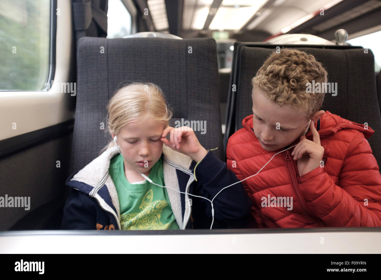 Kinder die Zeit zu vertreiben, auf einem Ipad auf einem Chiltern Railways Zug UK Stockfoto