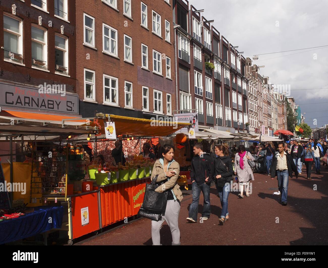 Menschen, die ein Spaziergang bei Albert Cuyp Market in De Pijp, Amsterdam, Niederlande Stockfoto
