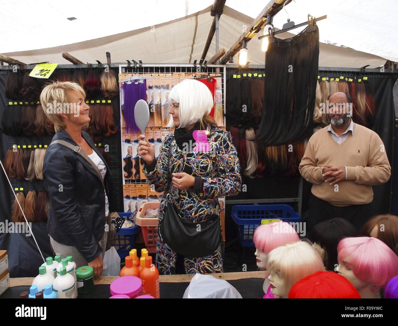 Frauen Einkaufen in Albert Cuyp Market, Albert Cuypstraat, De Pijp, Amsterdam, Niederlande Stockfoto