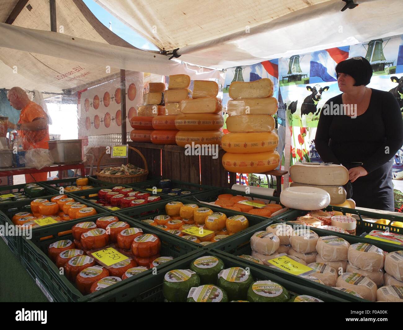 Verkäuferin bei Käse Stand mit Brote in Nieuwmarket, Amsterdam, Niederlande Stockfoto