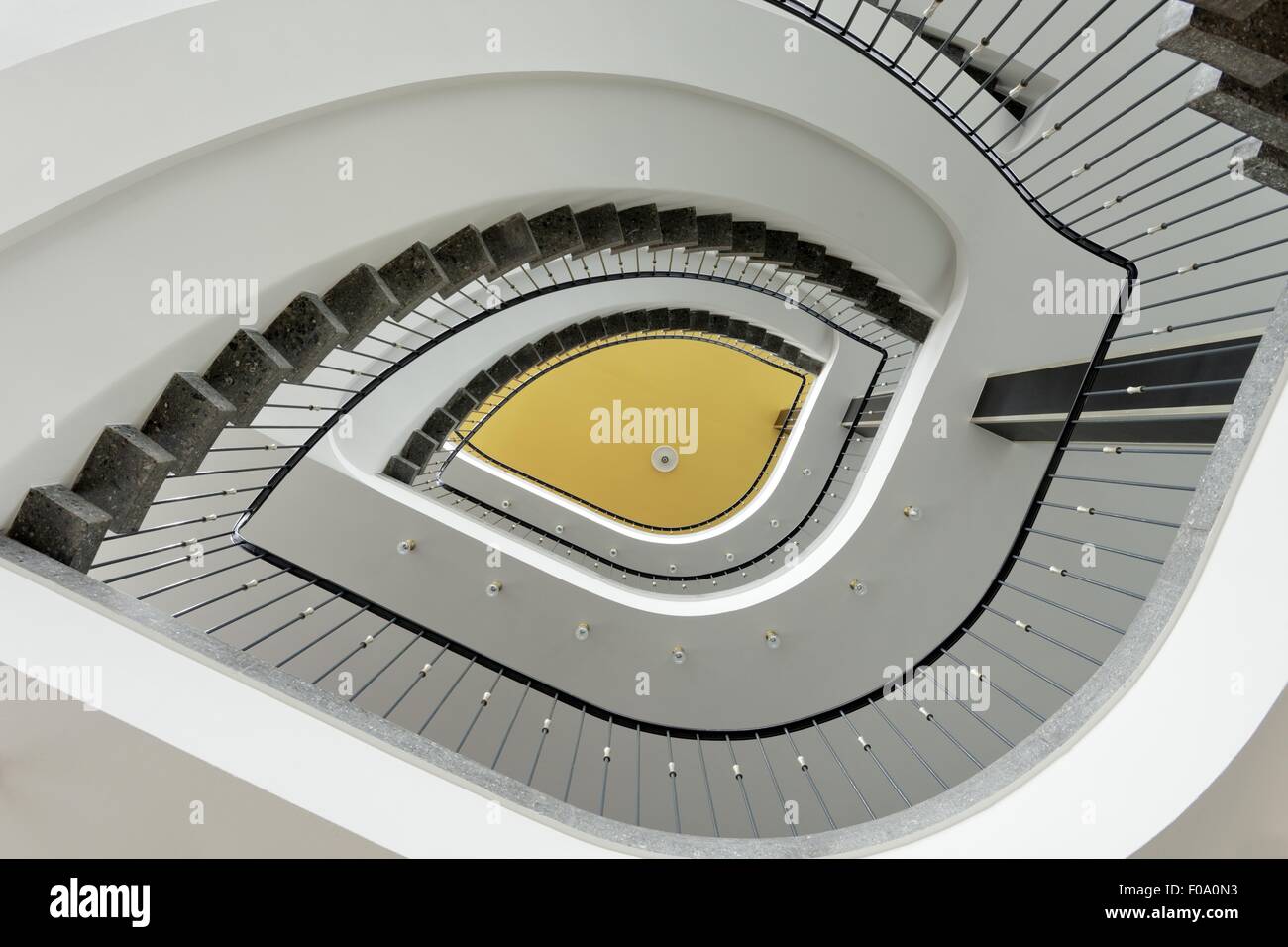 Treppe der AOK Gebäude in Friederich Platz, Kassel, Hessen, Deutschland Stockfoto