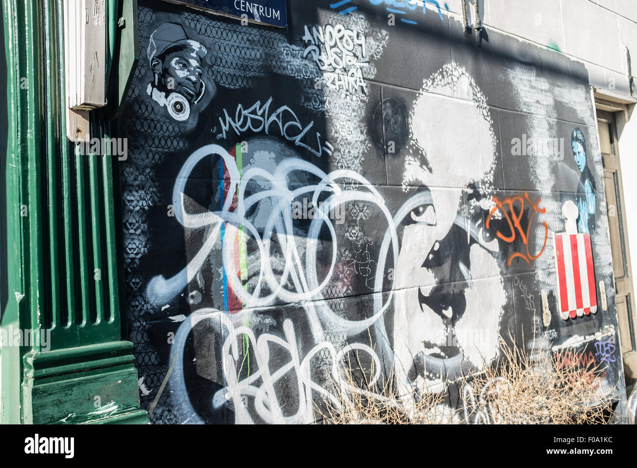 Fahrrad in einer Gasse in Amsterdam, an einem städtischen Wand von grafitti Stockfoto