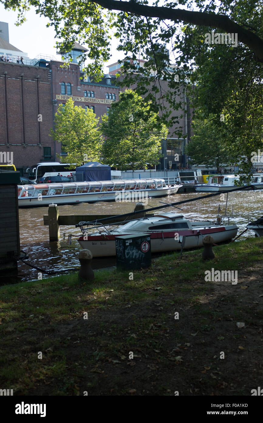 Blick auf den malerischen Kanal des Amsterdamer Stadtzentrums Stockfoto