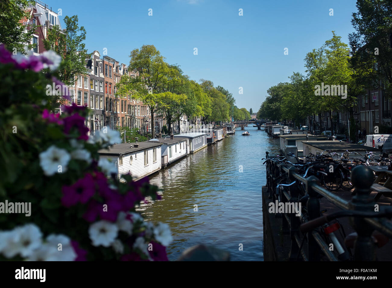 Blick auf den malerischen Kanal des Amsterdamer Stadtzentrums Stockfoto