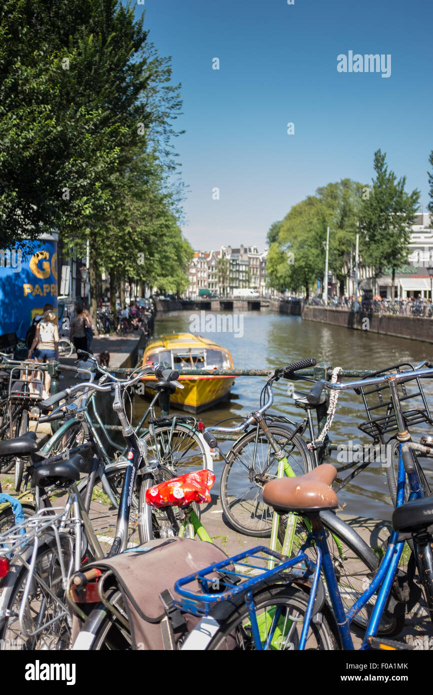 Blick auf den Kanal im Zentrum von Amsterdam, Holland Stockfoto