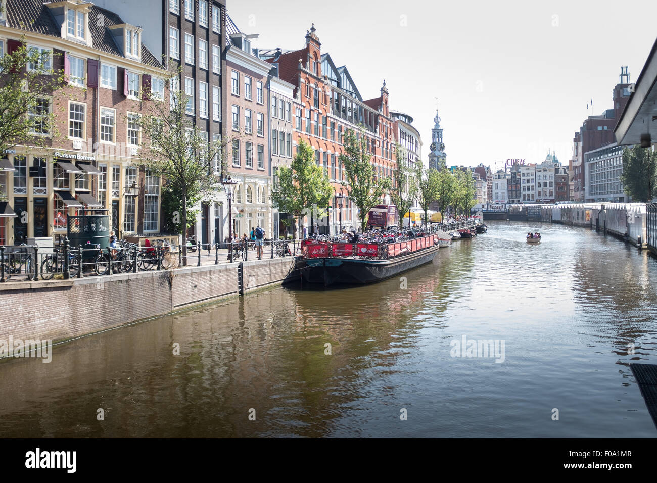 Blick auf den Kanal im Zentrum von Amsterdam, Holland Stockfoto