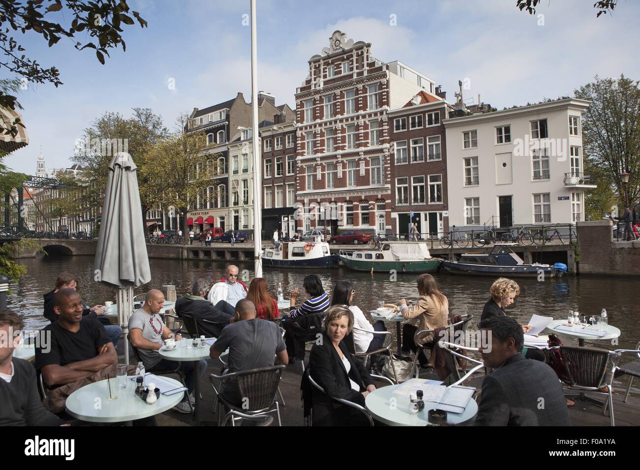 Leute sitzen außen Café de Jaren, Amsterdam, Niederlande Stockfoto